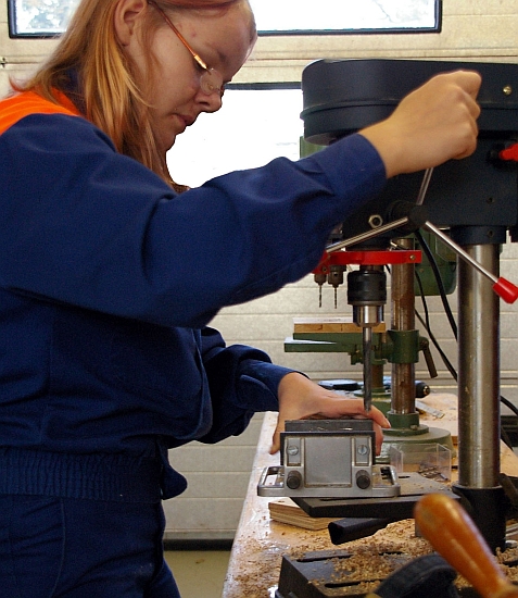 Die Jugendlichen arbeiten eifrig an den Futterautomaten.