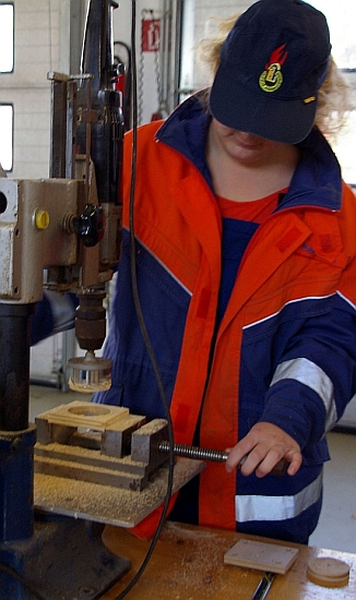 Die Jugendlichen arbeiten eifrig an den Futterautomaten.