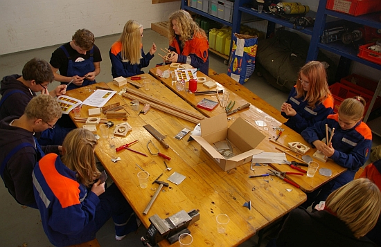 Die Jugendlichen arbeiten eifrig an den Futterautomaten.