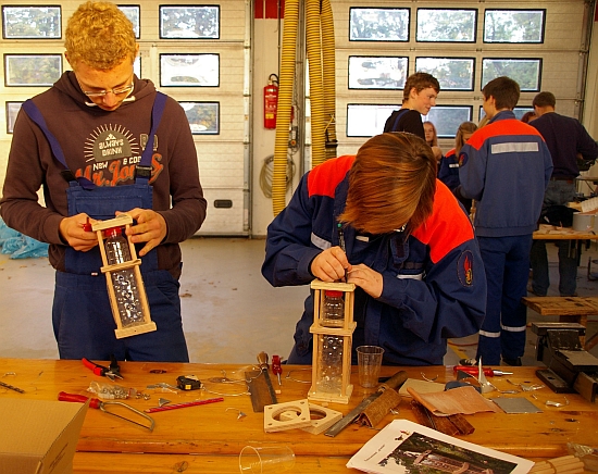 Die Jugendlichen arbeiten eifrig an den Futterautomaten.