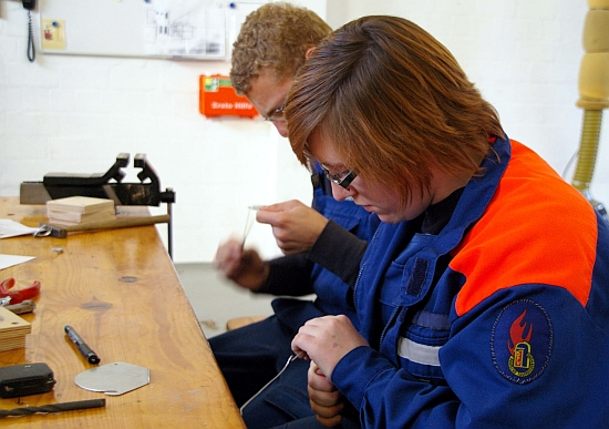 Die Jugendlichen arbeiten eifrig an den Futterautomaten.